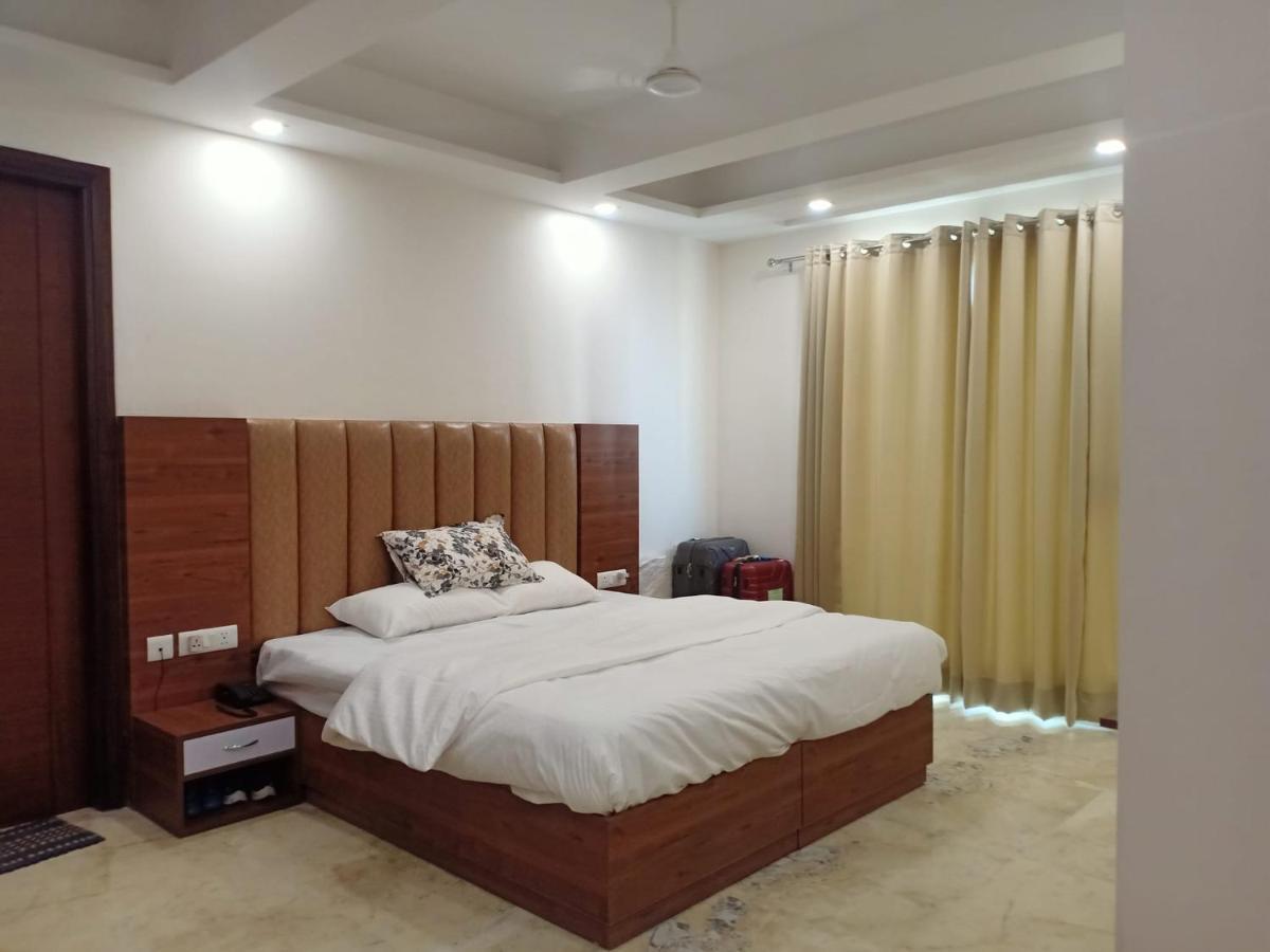 Hotel J P House