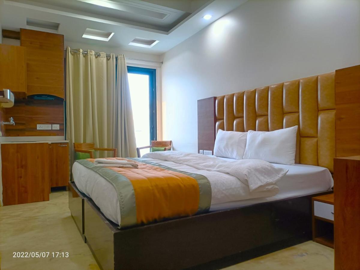 J P House Hotel 3*